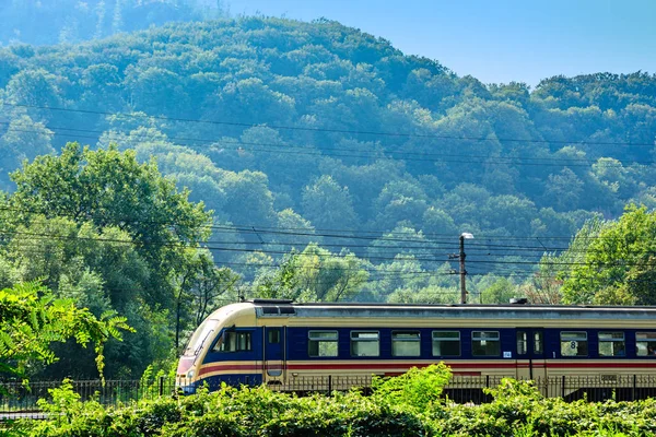 Пасажирський поїзд серед гір — стокове фото