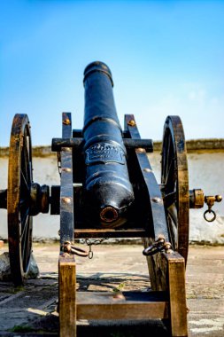 Palanok Kalesi'ndeki eski demir top, Mukacheve