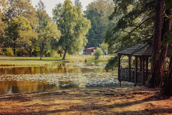 Schweizer See im Park von Schloss Schonborn in den Karpaten, Ukraine. die Quelle der Jugend und Schönheit mit Heilwasser — Stockfoto