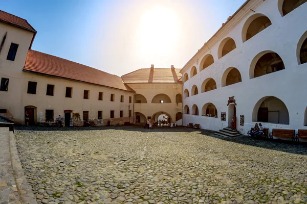 Mukacheve, Ucrânia - 16 de setembro de 2016: Castelo de Palanok - uma das mais antigas fortalezas ucranianas em Mukacheve — Fotografia de Stock