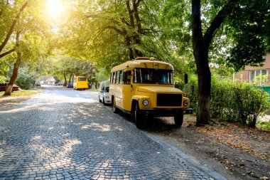 Sokaktaki sarı okul otobüsü