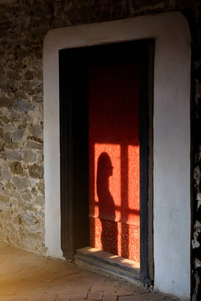 Silhouette of a girl in front of the window in the old room. — Stock Photo, Image