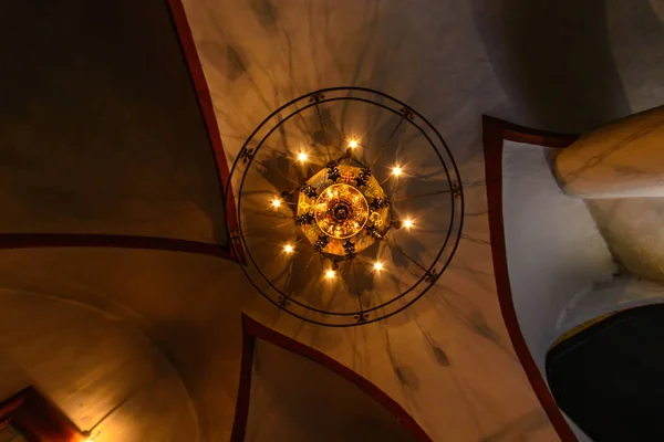 The old chandelier in the castle on the ceiling — Stock Photo, Image
