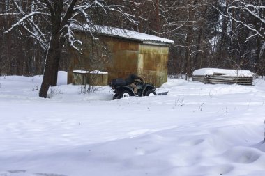 Bir adam bir çift Kışın kar temizler