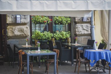Şehirde açık kafe masaları