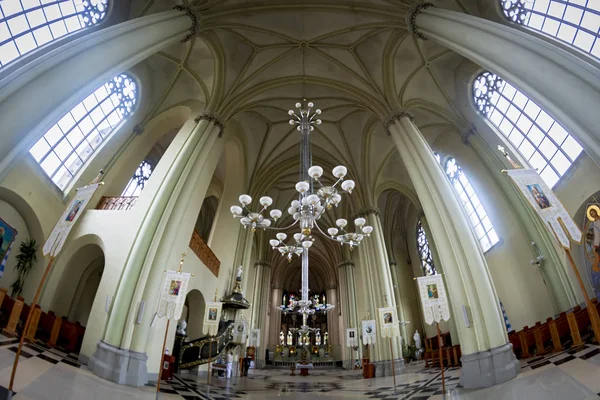 Lviv, Ucrânia - 30 de setembro de 2016: Igreja de Santa Olga e Isabel em Lviv. Cad interior — Fotografia de Stock