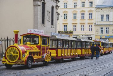 Lviv, Ukrayna - 30 Eylül 2016: Turist trenler şehir turları için