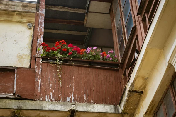 花と古い木製のバルコニー — ストック写真