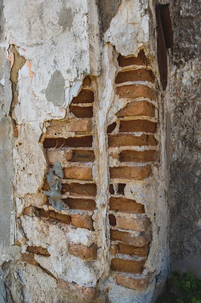 石膏の崩壊レンガの家の一部 — ストック写真