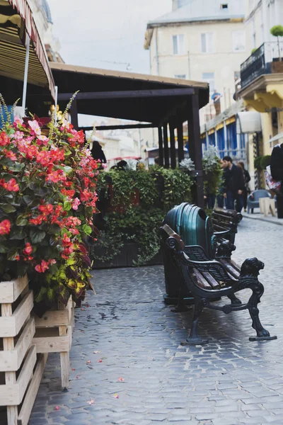 Διακοσμημένο με κόκκινα λουλούδια street Cafe — Φωτογραφία Αρχείου