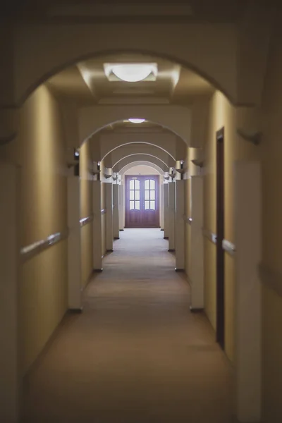 Длинный коридор отеля. Свет в конце коридора — стоковое фото