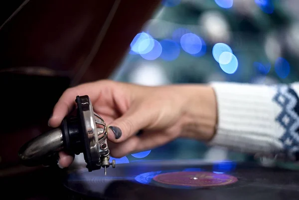 La mano della persona mette l'ago del vecchio grammofono sul piatto — Foto Stock