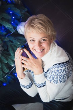 Bir hediye ile neşeli kadın