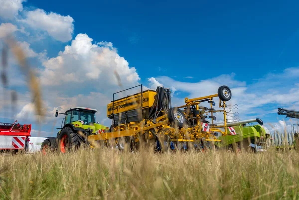 Τσερκάσι, Ουκρανία-19 Μαΐου 2018: τρακτέρ με απευθείας τρυπάνια σπόρων προς σπορά στο χωράφι — Φωτογραφία Αρχείου