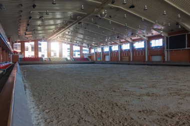 Kapalı binicilik kursu