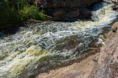 Berrak bir dağ suyu akıntısı