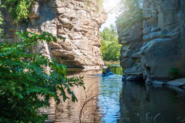 Kanoyla kanoya balan bir grup insan.