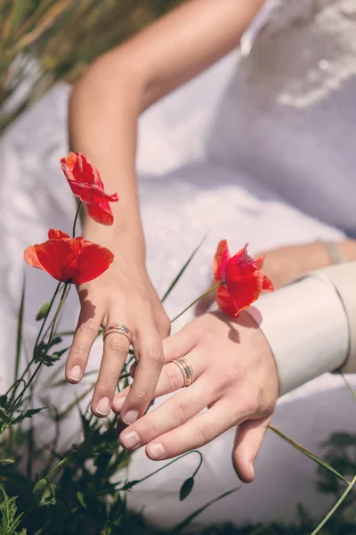 Két kéz Karikagyűrű és piros Pipacsok — Stock Fotó