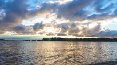 Uçan bulutlar ile nehir üzerinde renkli şafak . Timelapse