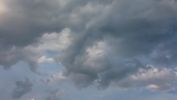 Nubes Gruesas Vuelan Sobre Bosque Tiempo Caducidad — Vídeos de Stock