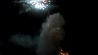 Gökyüzüne yükselen şenlikli havai fişekler