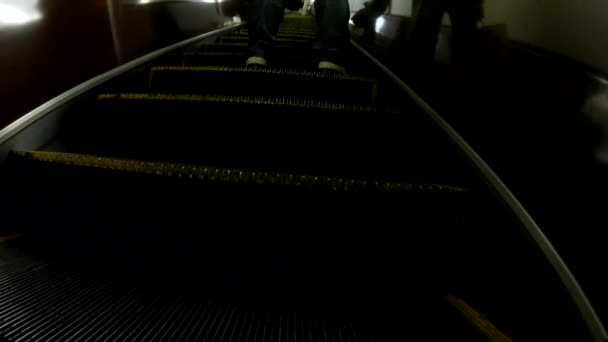 Hombre Levanta Por Escaleras Mecánicas — Vídeos de Stock