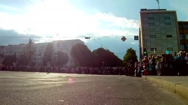 Cherkasy, Ukrayna-Mayıs 28, 2015: Ukrayna 'da tatil lisansüstü okulları. Geçit töreninde insanlar. Timelapse