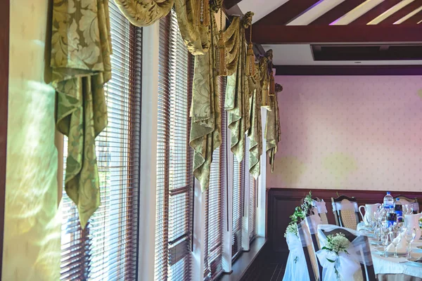 宽敞的窗户，带窗帘和窗帘 — 图库照片