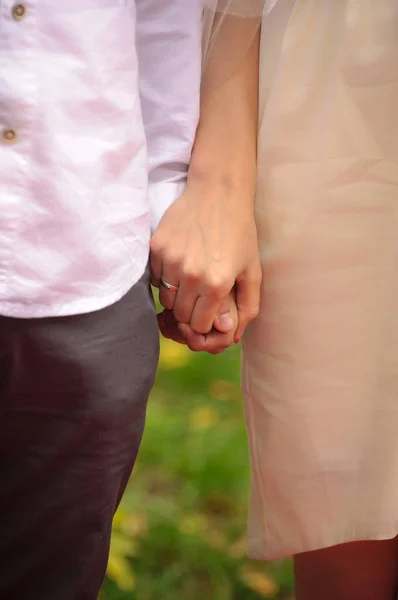 Hombre y mujer tomados de la mano de pie cerca uno del otro — Foto de Stock