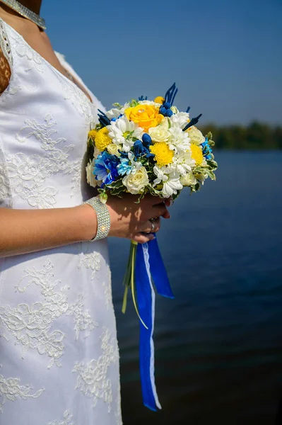 Наречена з букетом жовтих, білих і синіх кольорів — стокове фото