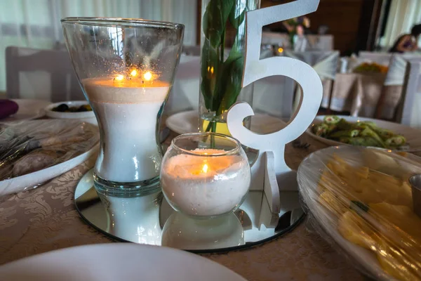 Bougies dans un verre sur une table — Photo