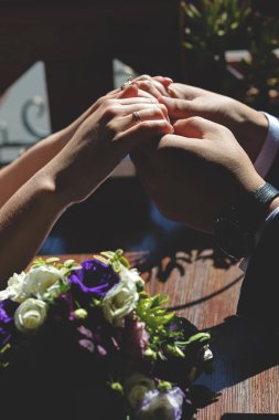 Eller yeni evli aşıklar duygularını ifade