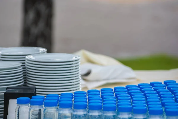 Uma fileira de tampas de garrafa de água mineral azul — Fotografia de Stock