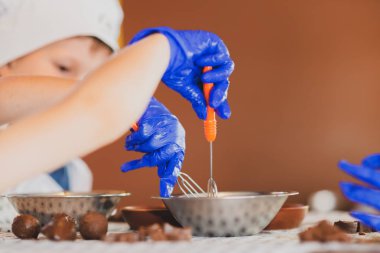 Çocuklar bir master class çikolata basit rakamlar yapmak.