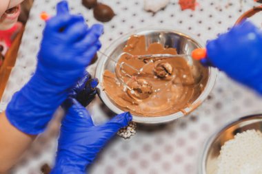 Çocuklar bir master class çikolata basit rakamlar yapmak.