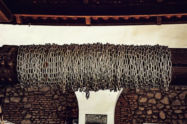 Łańcuch żelaza jest nawinięty na dziennik. Stare studnie w zamku Palanok, Mukaczewo Ukraina — Zdjęcie stockowe