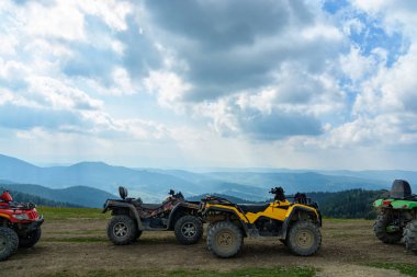Gökyüzüne karşı iki Avs.