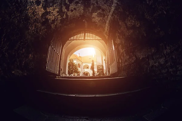 Portão na antiga fortaleza. A fortaleza no Castelo de Palanok - uma das fortalezas ucranianas mais antigas em Mukacheve. Tonificação — Fotografia de Stock