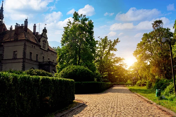 Parque cerca del Castillo de Beregvar es una residencia romántica de los condes de Schonborn — Foto de Stock