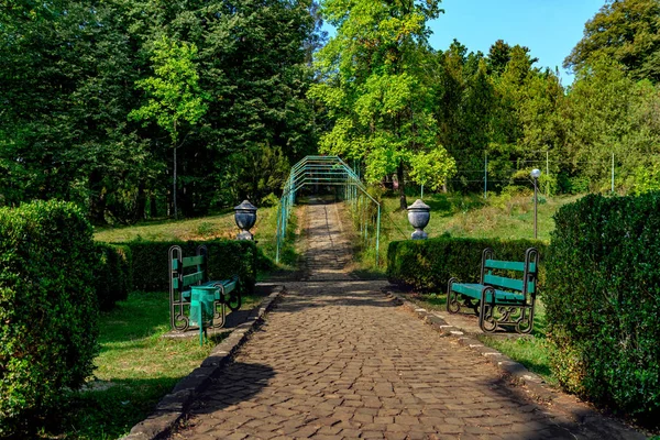 Parque cerca del Castillo de Beregvar es una residencia romántica de los condes de Schonborn — Foto de Stock