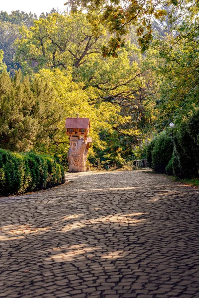 Parque cerca del Castillo de Beregvar es una residencia romántica de los condes de Schonborn — Foto de Stock