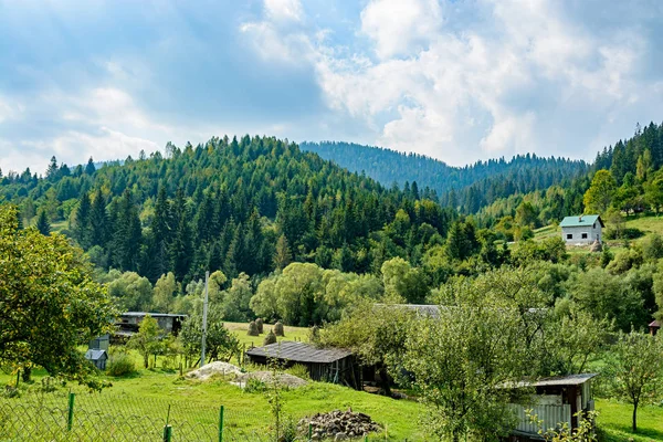 El pueblo en las montañas en el bosque . — Foto de Stock