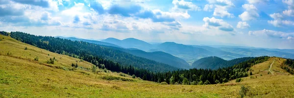 Panorama de montagne dans les Carpates — Photo