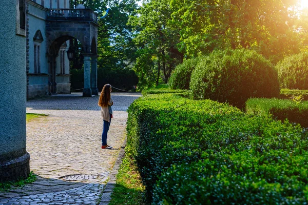 La ragazza sta parlando al telefono vicino al Castello di Beregvar è una residenza dei conti Schonborn. Fu costruita alla fine del XIX secolo . — Foto Stock