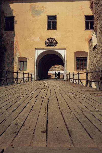 Ponte levatoio in legno per entrare nella fortezza . — Foto Stock
