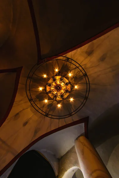 The old chandelier in the castle on the ceiling — Stock Photo, Image