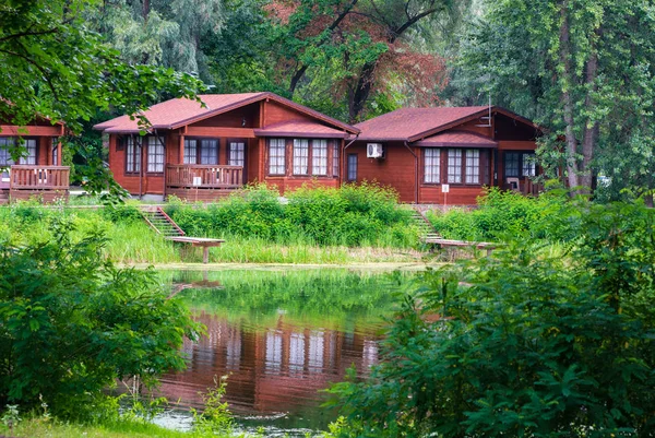 Maisons en bois dans la forêt au bord du lac — Photo