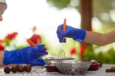 Çocuklar bir master class çikolata basit rakamlar yapmak.