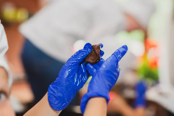 As crianças fazem números simples do chocolate em um master class . — Fotografia de Stock