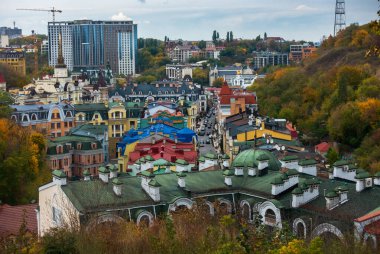 Kiev, Ukrayna - Eylül 05.2017: Kiev 'de St. Andrew' s Descent yakınlarında çok renkli güzel evler